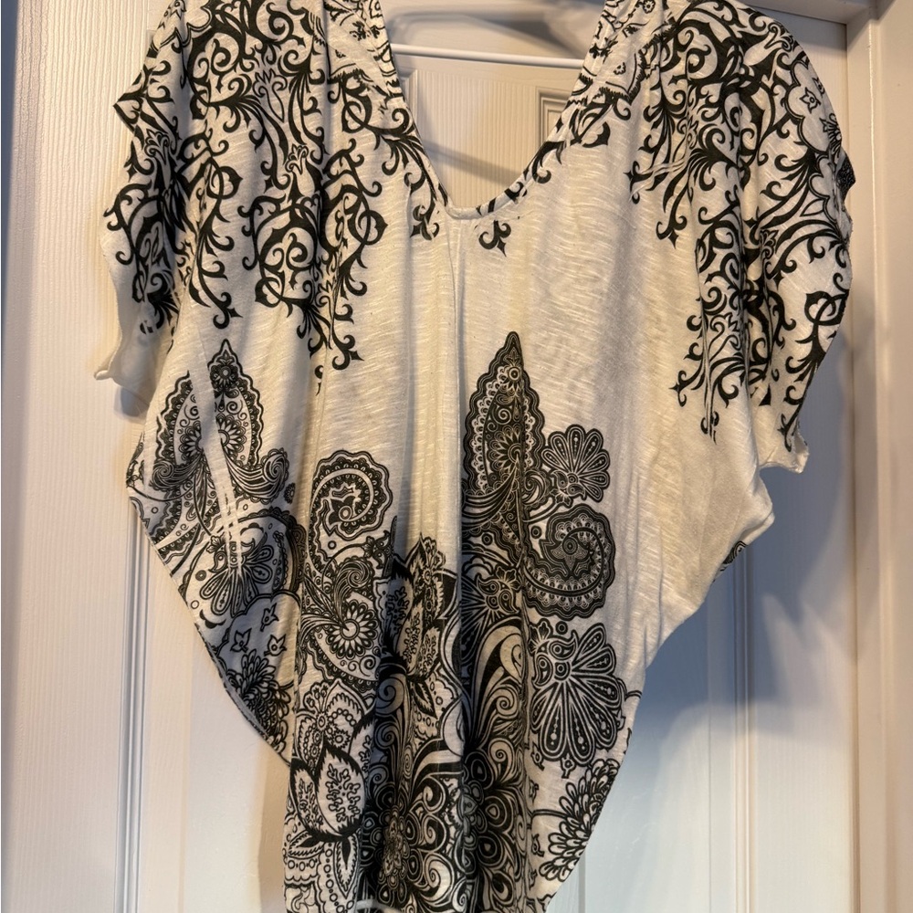 Loose sleeve black patterned top